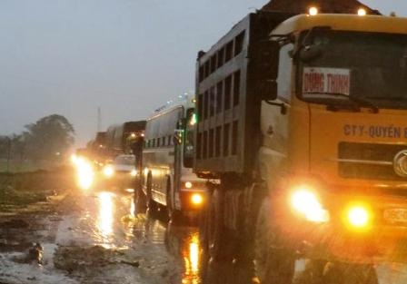 Đến 18h cùng ngày giao thông trên QL1A vẫn ách tắc kéo dài.