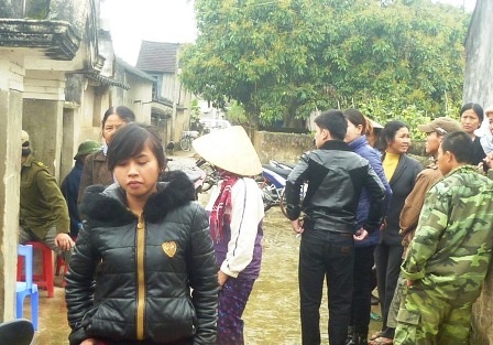 Nhiều người dân địa phương tập trung gần hiện trường để xem vụ việc.