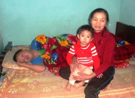 Nghị lực của người vợ bệnh binh có 5 con nhiễm chất độc da cam - 1 Cuộc sống với bà Cúc chưa bao giờ bình lặng, nhưng cũng chưa bao giờ bà đầu hàng số phận.