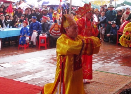 Các cụ cao niên trong làng làm lễ.