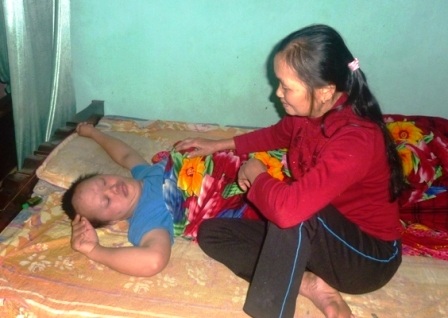 Nghị lực của người vợ bệnh binh có 5 con nhiễm chất độc da cam - 2 Một mình bà gồng gánh cả gia đình bệnh tật trên vai.