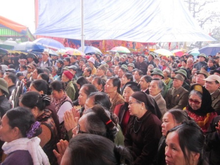 Mặc dù trời mưa nhưng hàng ngìn người dân đã tới tham dự buổi lễ cầu ngư.