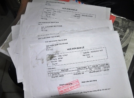 Số tiền thuốc thang chữa trị cho Đông vượt quá khả năng của người mẹ.