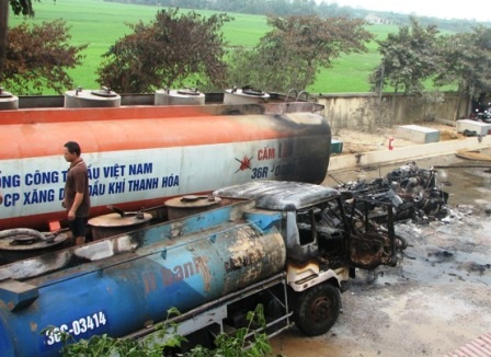 Phần đầu hai chiếc xe chở dầu tại kho xăng dầu của Cty Đại Việt bị ngọn lửa thiêu cháy.