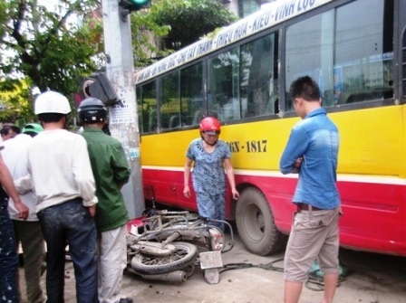 Hai nạn nhân tử vong tại chỗ. (Ảnh: Thái Bá)
