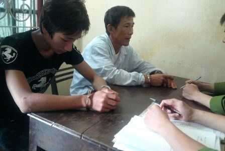 Một già, một trẻ thuê nhà nghỉ “chơi” ma túy - 1 Công an đang lấy lời khai của