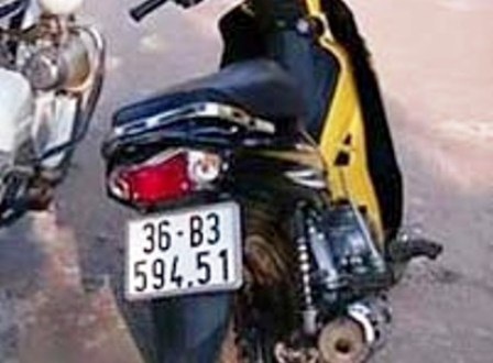 Điều khiển xe máy đâm vào xe CSGT - 1 Chiếc xe máy vi phạm trật tự an toàn giao thông.