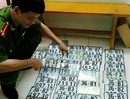 Biển số xe do các đối tượng trộm cắp được lực lượng Công an thu giữ lại.