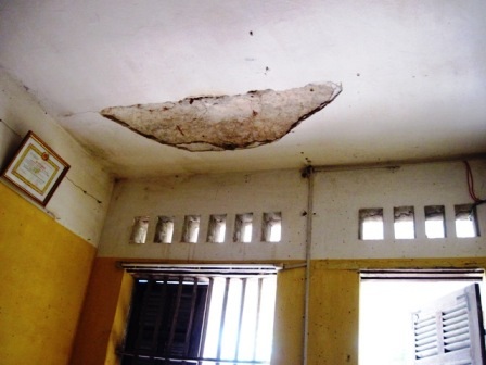  Hệ thống mái trần của nhà trường bị bong tróc khắp nơi.