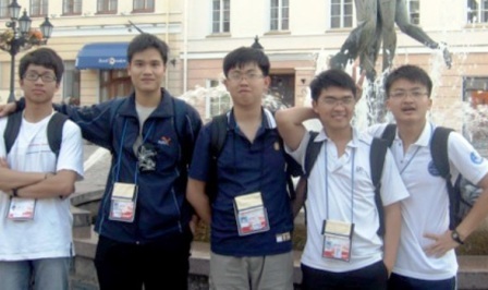 Những người bạn trong nhóm cùng dự thi Olympic Vật Lý Quốc tế năm 2012 cùng Huy Quang.