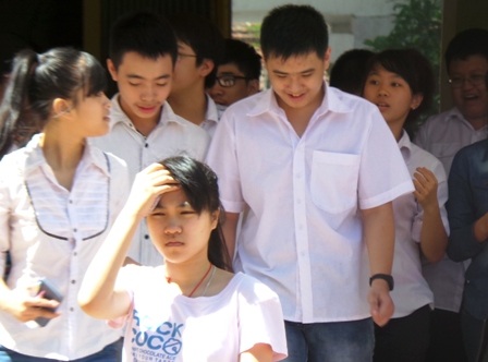 Thí sinh tham gia kỳ thi tuyển sinh lớp 10 THPT năm 2013.