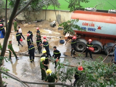  Sau hơn 30 phút, lực lượng chức năng đã khống chế hoàn toàn được đám cháy.