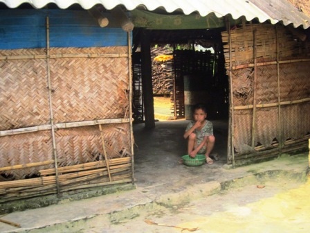  Không có điện lưới, người dân nơi đây phải dùng bình ắc quy hoặc pin để thắp sáng.