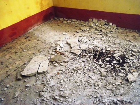  Những mảng vữa lớn rơi xuống tung tóe khắp nền phòng học.