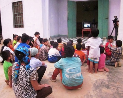  Không có điện lưới, người dân nơi đây phải dùng bình ắc quy hoặc pin để thắp sáng.