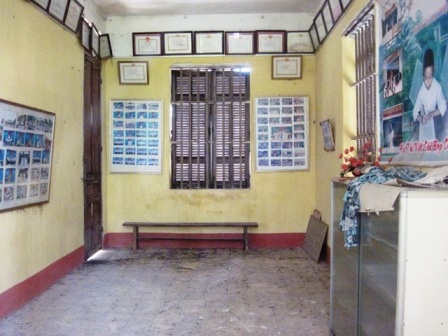  Những mảng vữa lớn rơi xuống tung tóe khắp nền phòng học.