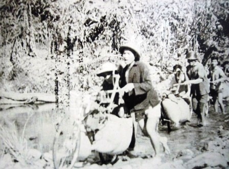 Dân công Thanh Hóa băng rừng tiếp tế lương thực.