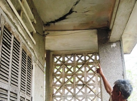 Hệ thống cửa sau thời gian dài sử dụng đã bị mục nát phải chắp và nhiều nơi.