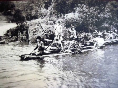 Dân công Thanh Hóa băng rừng tiếp tế lương thực.