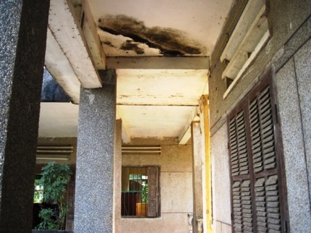 Hệ thống cửa sau thời gian dài sử dụng đã bị mục nát phải chắp và nhiều nơi.