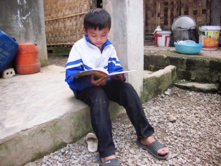 Cuộc sống của những trẻ em nghèo nơi đây vô cùng khó khăn, con đường đến trường cũng bấp bênh.