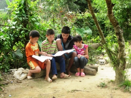 Con đường đến trường gian nan nên ảnh hưởng đến tương lai của trẻ em nơi đây.