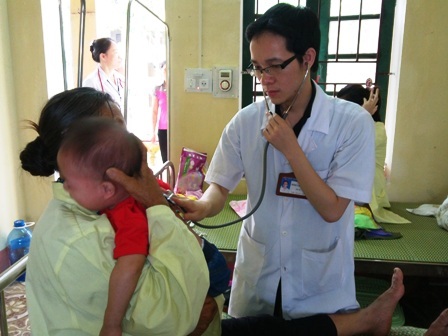 Ninh Bình: 9 trường hợp dương tính với virút sởi - 1 Các bác sỹ thăm khám cho các bệnh nhi điều trị tại bệnh viện.