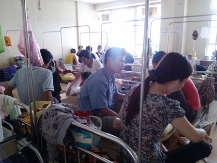 Các phòng bệnh của Khoa da liễu - Truyền nhiễm chật cứng bệnh nhân.