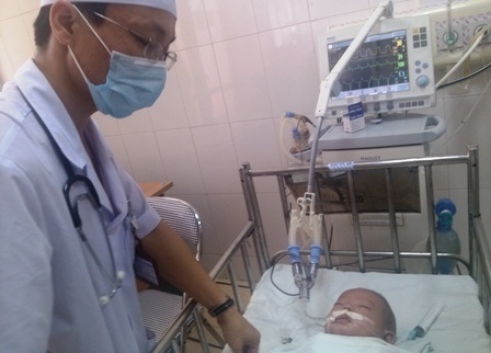 Bệnh nhi Ngô Văn Hải đang phải thở máy.