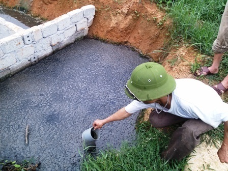 Hàng trăm người dựng lều bao vây trang trại lợn - 11 Hệ thống mương máng và những hồ nước ô nhiễm khắp nơi trong trang trại.