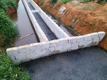 Hàng trăm người dựng lều bao vây trang trại lợn - 12 Hệ thống mương máng và những hồ nước ô nhiễm khắp nơi trong trang trại.