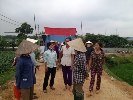Hàng trăm người dựng lều bao vây trang trại lợn - 1 Hàng trăm người dân dựng lều lán trước cổng trang trại lợn phản đối ô nhiễm môi trường.