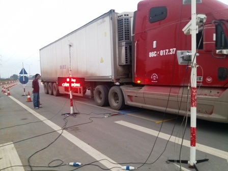 Xe được tiến hành cân tải trọng.