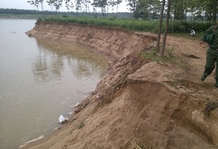 Nạn khai thác cát trái phép khiến bờ sông bị sạt lở nghiêm trọng.