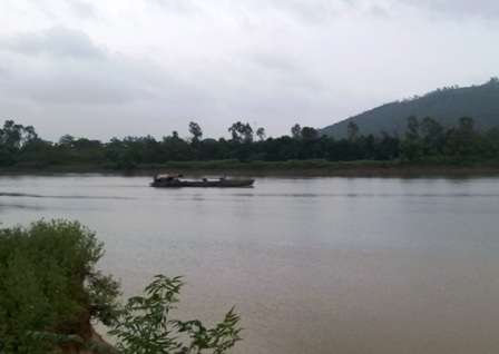 Tàu hút cát trái phép.