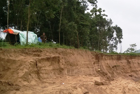 Chính quyền địa phương lập chốt canh ngay cạnh bờ sông để bảo vệ cát.