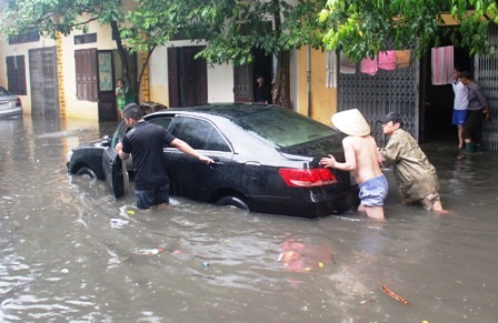 Câu cá giữa phố, tát nước trong nhà vì mưa ngập nặng - 11 Xe ô tô chết máy phải nhờ người đẩy.