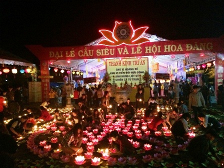  Mọi người thắp đèn hoa đăng chuẩn bị làm lễ.