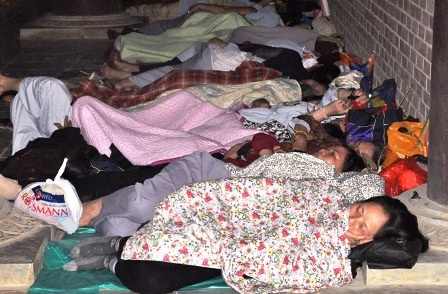 Phật tử và du khách nghỉ qua đêm tại chùa chờ dự lễ khai mạc sáng nay.