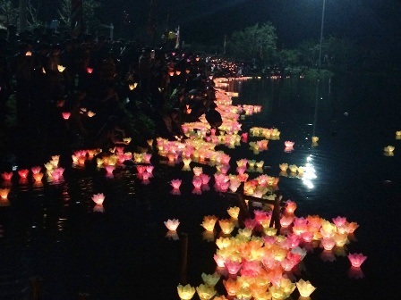  Đèn hoa đăng rực sáng sông Sào Khê.