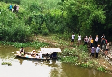 Sau một ngày tìm kiếm, đến trưa ngày 7/5, thi thể thiếu nữ nhảy cầu đã được tìm thấy.
