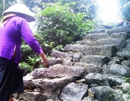 Đã 89 tuổi, nhưng cụ Sửu vẫn vươt qua 265 bậc thang để lên đỉnh Mã Yên Sơn mỗi ngày.