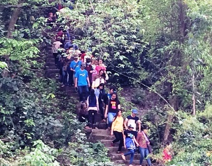 Du khách lên đỉnh Mã Yên Sơn thăm mộ vua Đinh Tiên Hoàng.