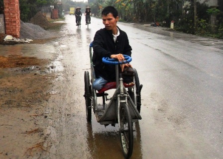 Mỗi ngày anh Trượng vượt qua chặng đường hơn 10km để đến công ty làm việc.