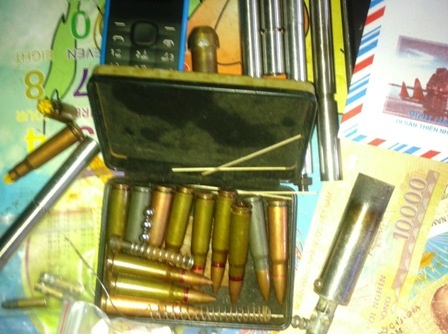 Một số dụng cụ nghi là dùng để sản xuất súng tự chế thu giữ tại nơi ở của Linh và Thắng.