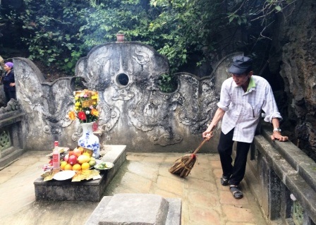  Anh Năm đang quét dọn và chăm sóc mộ vua Đinh Tiên Hoàng.