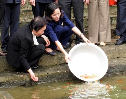 Du khách bơi thuyền dự Lễ hội Thánh Quý Minh Đại Vương - 2 Phó chủ tịch nước Nguyễn Thị Doan thả cá phóng sinh.