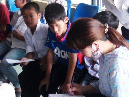 Các học sinh đang làm thủ tục khám tại bệnh viện.