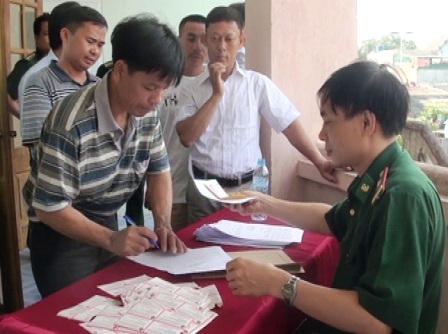 Lực lượng biên phòng phát tài liệu cho các ngư dân.