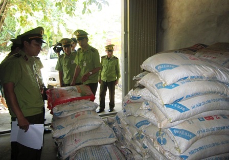 Lực lượng Quản lý thị trường kiểm tra phát hiện phân bón giả, kém chất lượng.